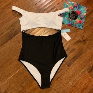 Cupshe one piece swimsuit. Brand NEW!🔥